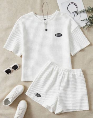 تيشيرت وشورت من SHEIN EZwear بتفاصيل مرقعة وأكتاف منسدلة