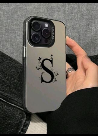 جراب هاتف أسود بنقشة زهور على شكل حرف أبجدي (آيفون 14 برو)