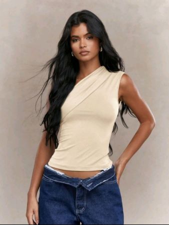 بلوزة MISSGUIDED جيرسي غير متماثلة بكتف واحد مكشكشة بدون أكمام