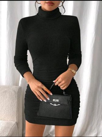 فستان قصير ضيق بأكمام طويلة وياقة عالية من SHEIN Frenchy للنساء