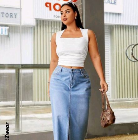 قميص داخلي من SHEIN EZwear بمقاس كبير، لون سادة، برقبة مربعة، وحاشية غير متماثلة، مع وسادة صدر