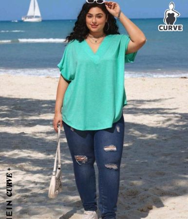 تي شيرت SHEIN CURVE+ صيفي كاجوال كبير جدًا بأكمام قابلة للطي وفتحة رقبة على شكل حرف V، تي شيرت أساسي، تي شيرت للعطلات بفتحة رقبة على شكل حرف V