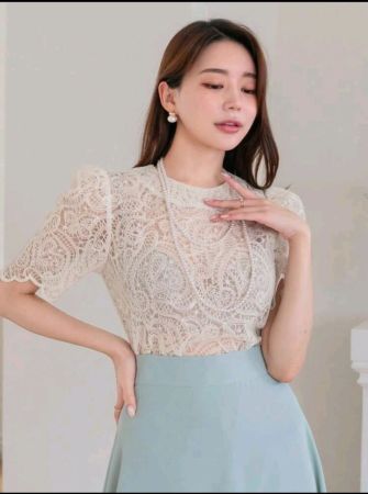 بلوزة DAZY النسائية العملية غير الرسمية ذات الرقبة المستديرة المجوفة والكروشيه بأكمام منتفخة