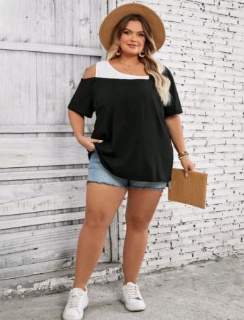 تي شيرت SHEIN CURVE+ نسائي مقاس كبير بياقة غير متماثلة بلونين، مصنوع من القطن الخالص