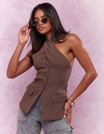 بلوزة MISSGUIDED بدون أكمام بفتحة رقبة متقاطعة وأزرار وظهر مكشوف وجيوب