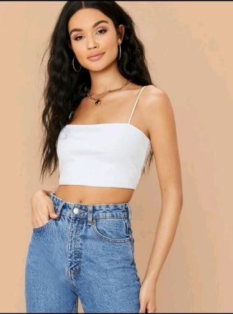 بلوزة كامي قصيرة مضلعة من SHEIN BAE