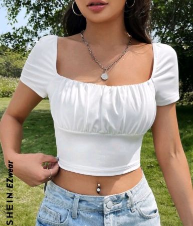 تي شيرت SHEIN EZwear Spring Break أبيض قصير بياقة مربعة وصدر مجعد