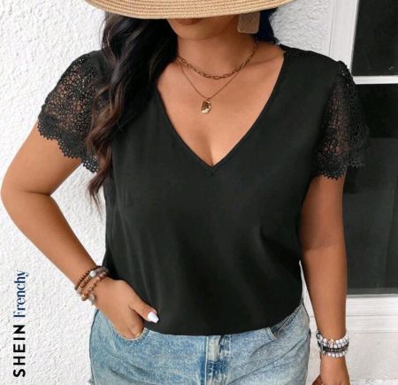 بلوزة نسائية من SHEIN Frenchy بمقاسات كبيرة بتصميم بوهو بلون سادة من الدانتيل ورقبة على شكل حرف V، ظهر دانتيل متباين.