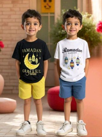 طقم ملابس رمضان من شي إن للأولاد في سن المراهقة، مكون من 4 قطع: تي شيرت بأكمام قصيرة ورقبة دائرية وشورت بنقشة رمضان