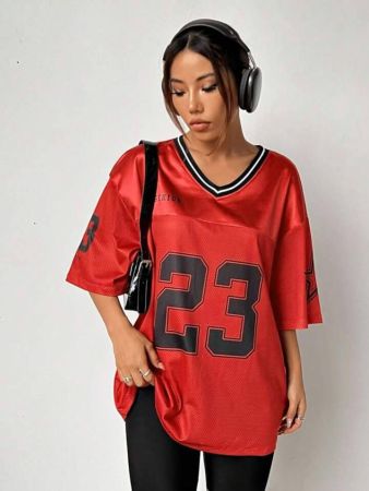 تي شيرت نسائي فضفاض محبوك من SHEIN EZwear بفتحة رقبة على شكل حرف V وأرقام رياضية مطبوعة وأكتاف منسدلة