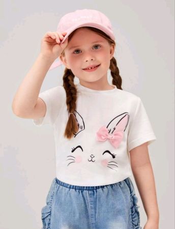 تي شيرت صيفي من SHEIN للفتيات الصغيرات باللون الأبيض مطبوع عليه صورة أرنب كرتوني لطيف برقبة دائرية وأكمام قصيرة