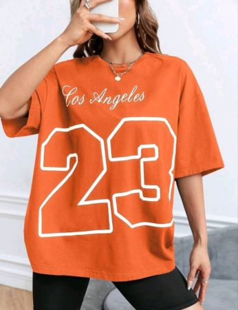 تي شيرت EZwear من SHEIN مطبوع عليه حروف ورسومات منسدلة على الكتف