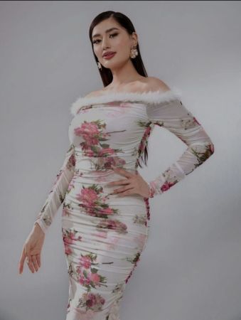 SHEIN Modely فستان ضيق طباعة الأزهار مكشوف الكتف مقلم زغبي تجاعيد شبكة