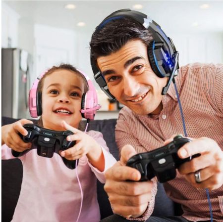سماعة ألعاب ستيريو BENGOO G9000 لجهاز PS4 PC Xbox One PS5 Controller، سماعات رأس فوق الأذن مزودة بخاصية إلغاء الضوضاء مع ميكروفون وإضاءة LED وصوت محيطي جهير وسماعات أذن ناعمة الذاكرة لأجهزة الكمبيوتر المحمول Mac Nintendo NES Games
