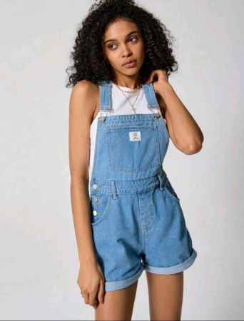 شورت جينز من SHEIN EZwear بتفاصيل مرقعة وحروف بدون تيشيرت