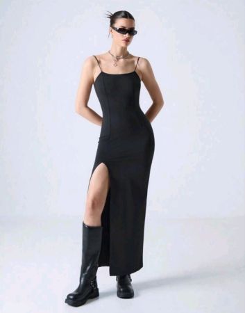 فستان نسائي من SHEIN EZwear بلون سادة وفتحة عالية وحمالات رفيعة
