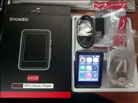 مشغل MP3 ZOOAOXO بسعة 64 جيجابايت، بلوتوث 5.2، شاشة لمس كاملة 2.4 بوصة، مكبر صوت مدمج، جودة صوت عالية الدقة، كتاب إلكتروني، ساعة منبه، راديو FM، مسجل صوت، يتضمن سماعات رأس