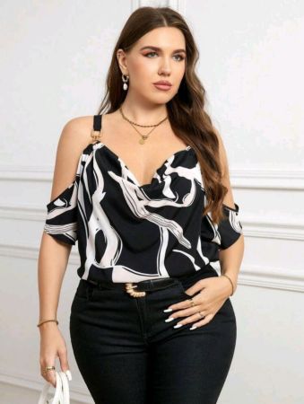 بلوزة أنيقة وساحرة من SHEIN Clasi بمقاسات كبيرة وحمالات رفيعة وأكتاف مكشوفة مطبوعة بالكامل، مناسبة للصيف