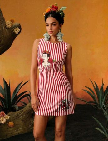 فستان نسائي كاجوال من مجموعة Frida Kahlo X SHEIN بخصر مشدود وطبعة شخصية وخطوط لقضاء عطلة الصيف