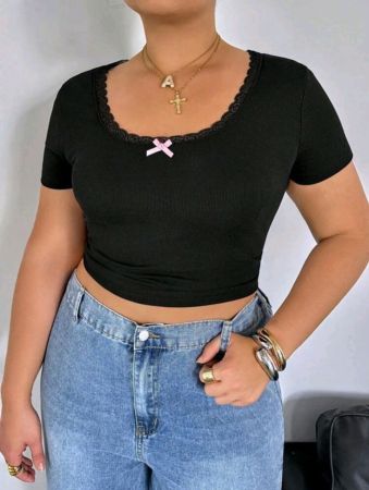 تي شيرت SHEIN EZwear نسائي مقاس كبير برقبة دائرية وحواف دانتيل وأكمام قصيرة باللون الأسود