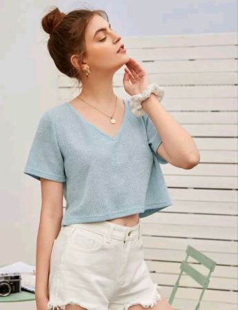 تي شيرت قصير من SHEIN EZwear بفتحة رقبة على شكل حرف V