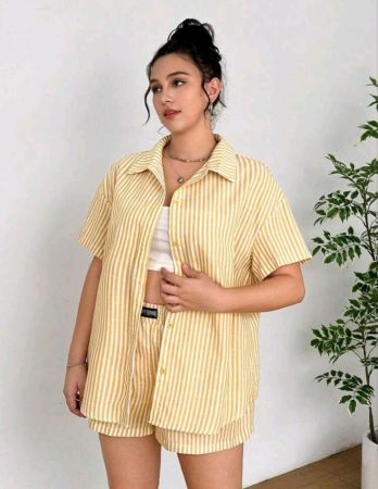 طقم قميص وشورت نسائي كاجوال مخطط باللونين الأصفر والأبيض من SHEIN EZwear مقاس كبير لعيد الحب، مناسب للصيف