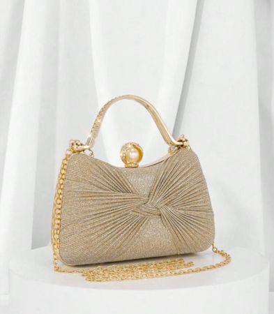 حقيبة كلاتش مزينة بوشاحة ألماسية أنيقة ورومانسية، مناسبة لحفلات المساء والزفاف، يمكن حملها باليد أو حمل على الكتف، تتناسب تماماً مع إطلالة رأس السنة وأساسيات حفلات الزفاف، وتنسق بشكل مثالي مع فستان التخرج وحفلات البروم