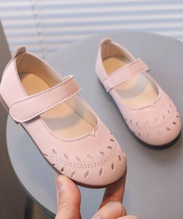 زوج من الأحذية المسطحة بتصميم بسيط وأنيق مفرغ للبنات الأطفال ذات لون واحد، مريحة ومتينة