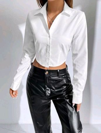بلوزة نسائية قصيرة من SHEIN EZwear بأزرار أمامية سادة وقميص أبيض بأكمام طويلة