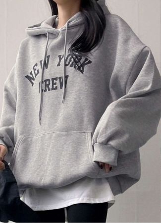 بلوزة DAZY بغطاء رأس برباط وأكتاف منسدلة ورسومات أحرف، وأكمام طويلة