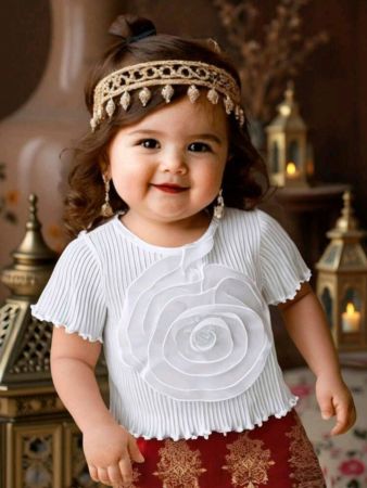 بلوزة SHEIN Babygirl اللطيفة متعددة الاستخدامات محبوكة بأكمام قصيرة مزينة بزهرة الورد ثلاثية الأبعاد