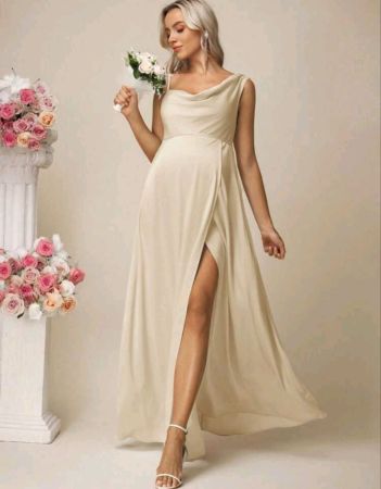 فستان ماكسي للأمومة من SHEIN، بحمالات رفيعة وفتحة على شكل حرف V، مناسب لحفلات الزفاف وحفلات وصيفات العروس