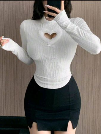 تي شيرت نسائي من DAZY بأكمام طويلة وياقة واقفة مزخرفة على شكل قلب مجوف، مناسب للربيع والصيف