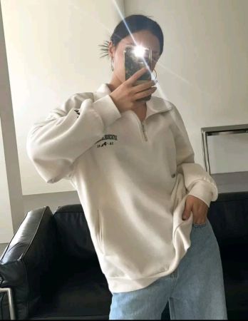 سويت شيرت DAZY مطرز بأحرف وسحاب أمامي وأكتاف منسدلة