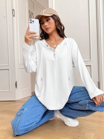 تي شيرت SHEIN EZwear بغطاء رأس وسحاب منسدل على الكتف بنصف زر