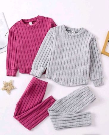 طقم ملابس SHEIN للفتيات الصغيرات، مكون من قطعتين من تي شيرت مضلع وبنطال مخطط، بتصميم بسيط ومريح