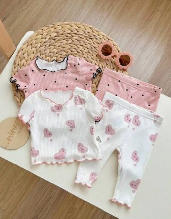 طقم من 4 قطع لرضيعة فتاة يتضمن قميصاً محبوكاً بأكمام قصيرة بطبعات كرتونية منقوشة بنقشة القلوب والتصميم بنقط شبه الدائرية بالإضافة إلى سروال طويل بخصر مطاطي، مناسب لأوقات الاسترخاء في المنزل