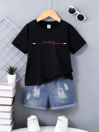 SHEIN مجموعة تي شيرت قصير الأكمام المطبوعة بالحروف لفتى صغير في الصيف مع شورت جينز ممزق