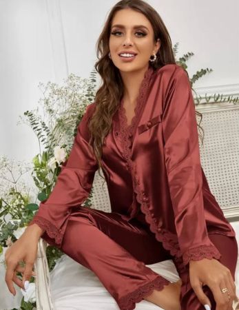 طقم بيجامة من الساتان مع تريم من الدانتيل الغيبور / طقم بيجاما, إجازة