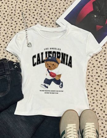 Attitoon تي شيرت نسائي بياقة مستديرة وأكمام قصيرة وقصة ضيقة، بطبعة الدب، بطراز كلية، شفاف قليلاً مناسب للصيف والعودة إلى المدرسة