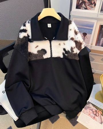 SHEIN بلوزة رياضية شتوية فضفاضة للمراهقات مع طباعة ربط الصبغة والتفاصيل المحاكة، بتصميم كتف مكشوف، سوداء اللون