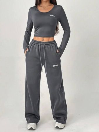 SHEIN PETITE تي شيرت مطبوع بأحرف والبنطلون ذو الخصر بحبل سحب وساق واسعة