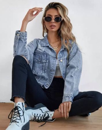 SHEIN Frenchy جاكيت جينز أزرق بجيوب أمامية وجيب صدري على القلاب واكتاف منخفضة وأزرار