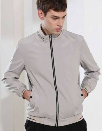 سترة مبطنة طبعتها خطوط عصرية وبسيطة