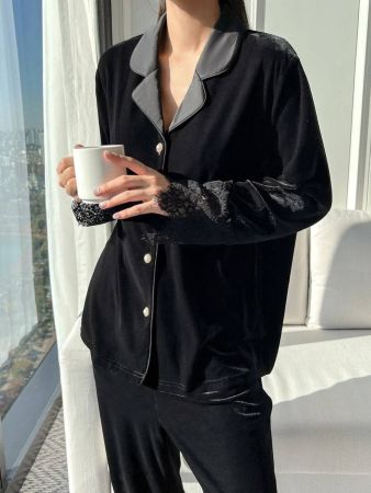 طقم بيجامة قطيفة من ديزي بتصميم ياقة عريضة وشريط دانتيل