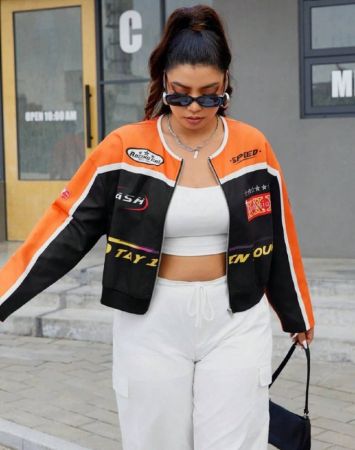 SHEIN EZwear جاكيت بطباعة أحرف ألوان متباينة منخفض الاكتاف مقاس كبير