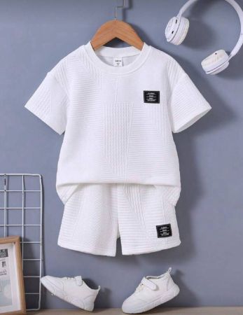 SHEIN يانع صبي يرتدي تي شيرت بتفاصيل باتش حرفية وسراويل قصيرة