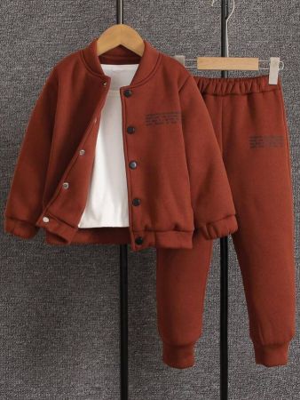 جاكيت بومبر مطبوع عليه شعار للأولاد الصغار من SHEIN مع بنطال رياضي وبدون تي شيرت