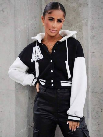 جاكيت قصير بغطاء رأس ورباط من SAYEHFBABY مع حواف مخططة ورسومات بأحرف وكتف منسدلة