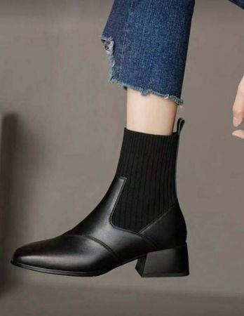 بوت جوارب منسوج ذات لمسة عتيقة عند ارتدائه مع الكارديجان، للنساء، ذو تصميم وردات متداخلة بطريقة الباتشورك وخامة مرنة، موضة خريف وشتاء 2025 بطراز بريطاني عصري، ذو كعب متوسط سميك ومريح، بطرف مربع، مناسب للارتداء اليومي الشامل، بقصة ضيقة وشكل جذاب